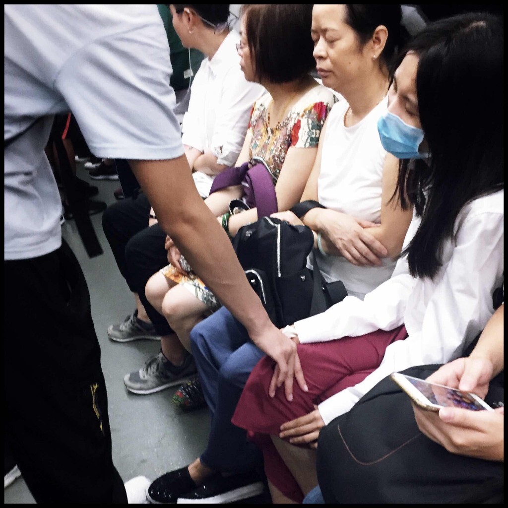 女生咳嗽,男生帮忙捏大腿