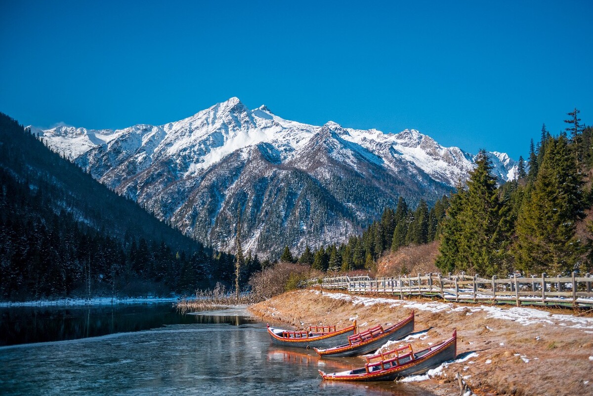 四川阿坝州达古冰川冬季雪山风光