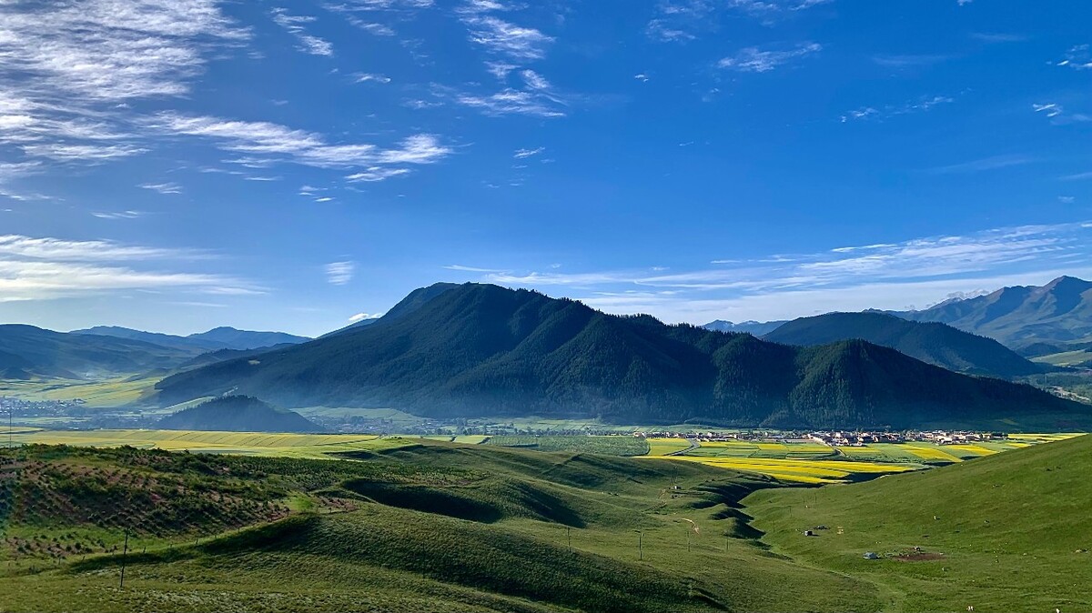 卓尔山风景区位于青海省海北藏族自治州祁连县八宝镇海拔三千多米丹霞