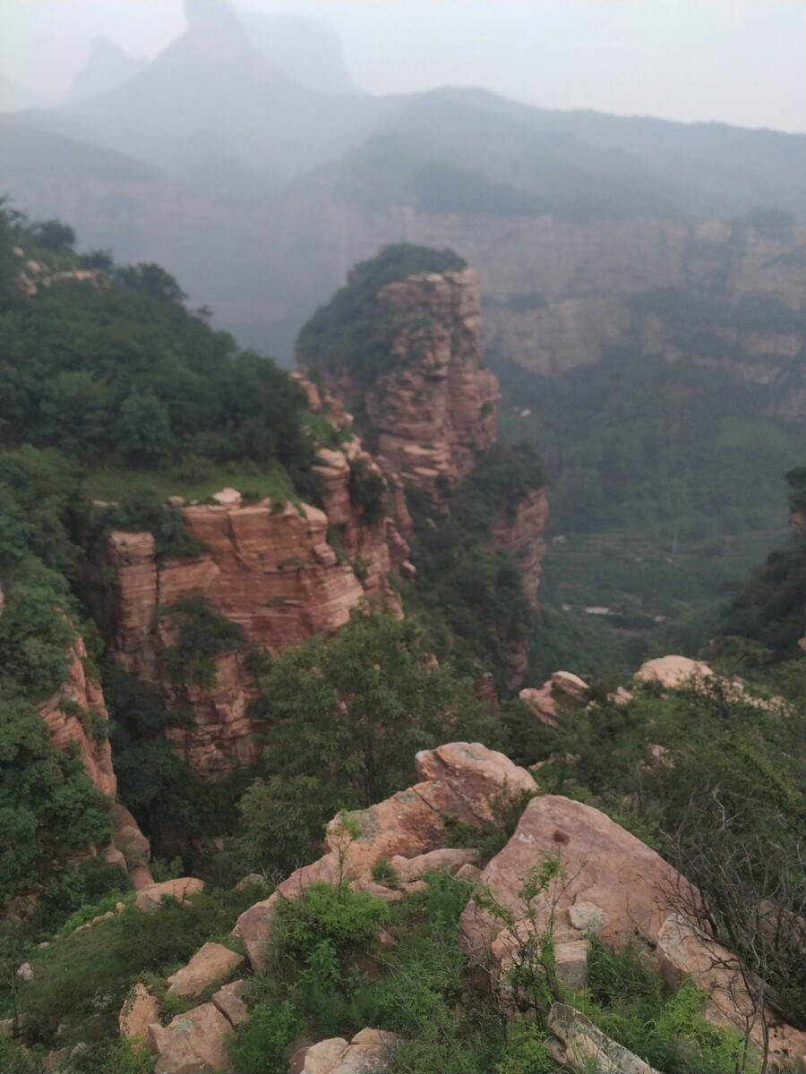 山西省昔阳县未曾开发的旅游景点,丹霞地貌,这里的人吃救济,放着金