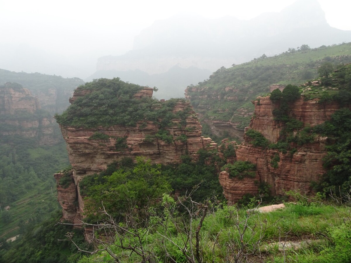 山西省昔阳县未曾开发的旅游景点,丹霞地貌,这里的人吃救济,放着金