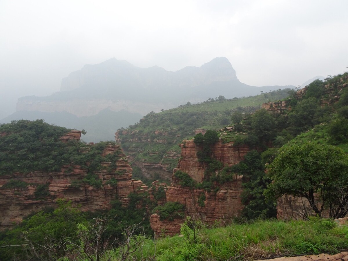 山西省昔阳县未曾开发的旅游景点,丹霞地貌,这里的人吃救济,放着金