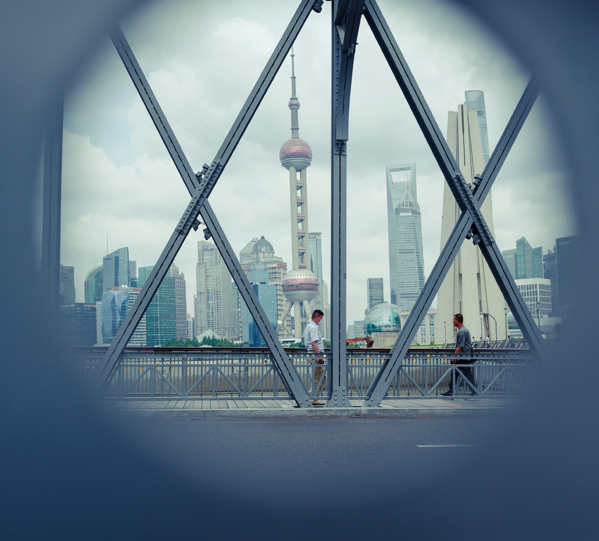 《白渡人》百年铁桥,孔中人生摄于上海外滩外白渡桥