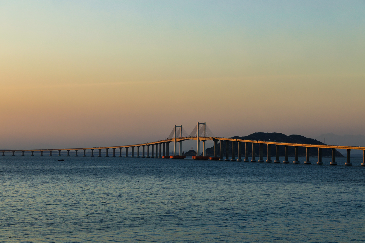 夕阳下的南澳大桥