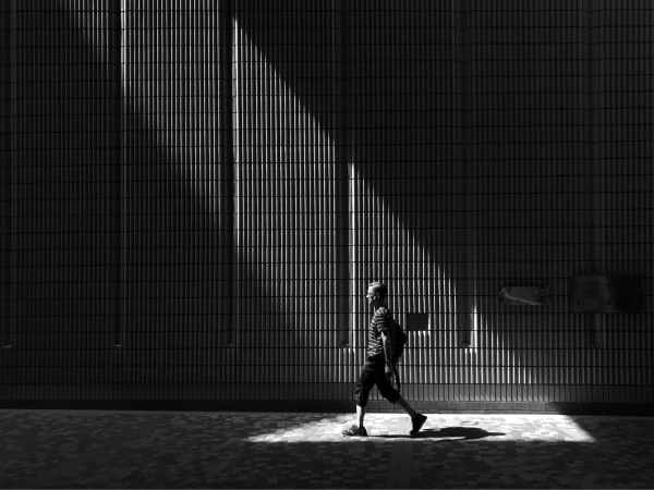 封面选自图虫摄影师@燮__挑战主题:孤独的城市挑战书吗:记录下孤独