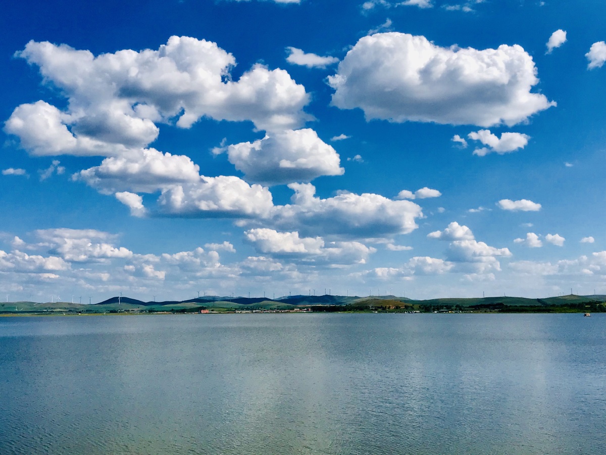 天苍苍野茫茫风吹草地现牛羊蓝蓝的天空清清的湖水草原天路和正蓝旗的