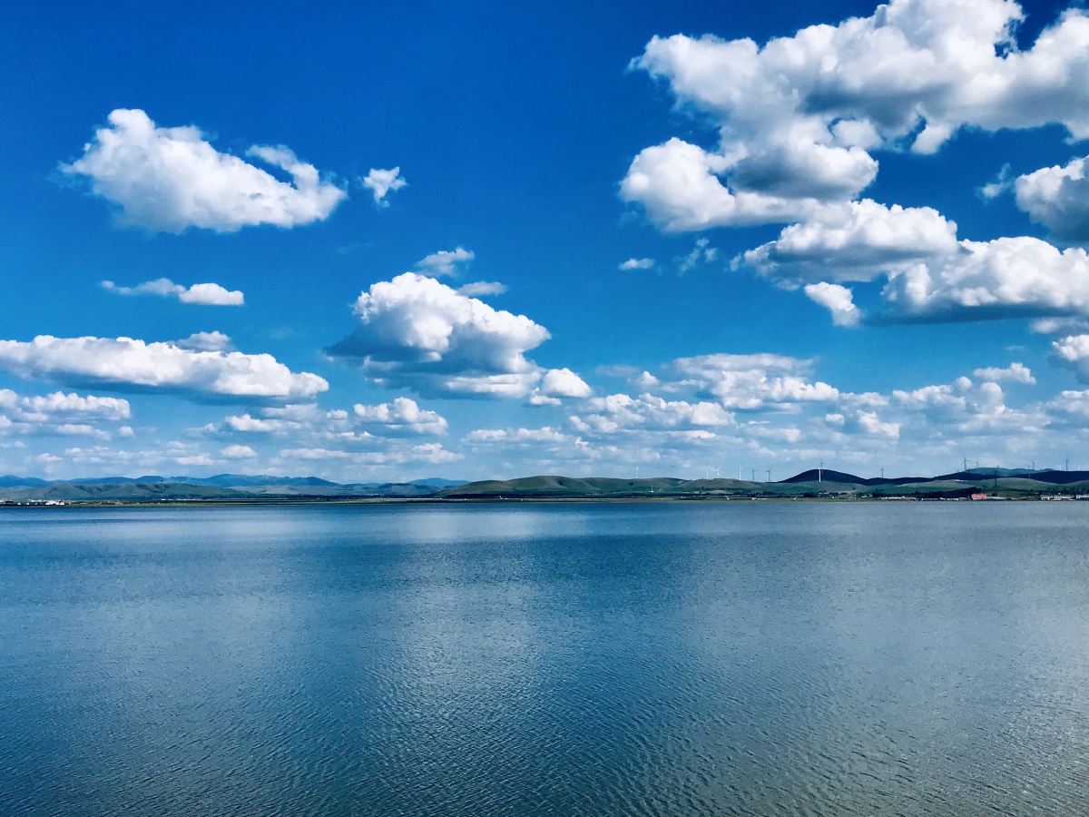 天苍苍野茫茫风吹草地现牛羊蓝蓝的天空清清的湖水草原天路和正蓝旗的