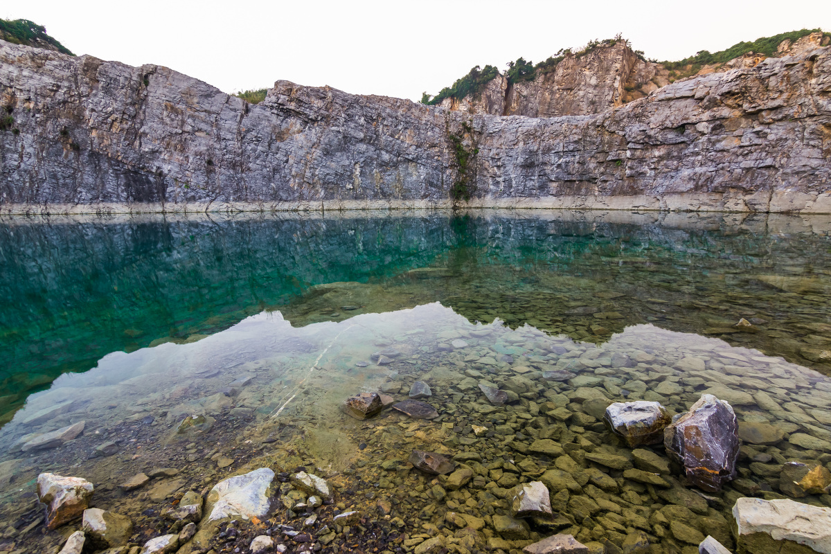 这是重庆铜锣山采矿后留下的矿坑,雨水灌满后,如九寨一般.
