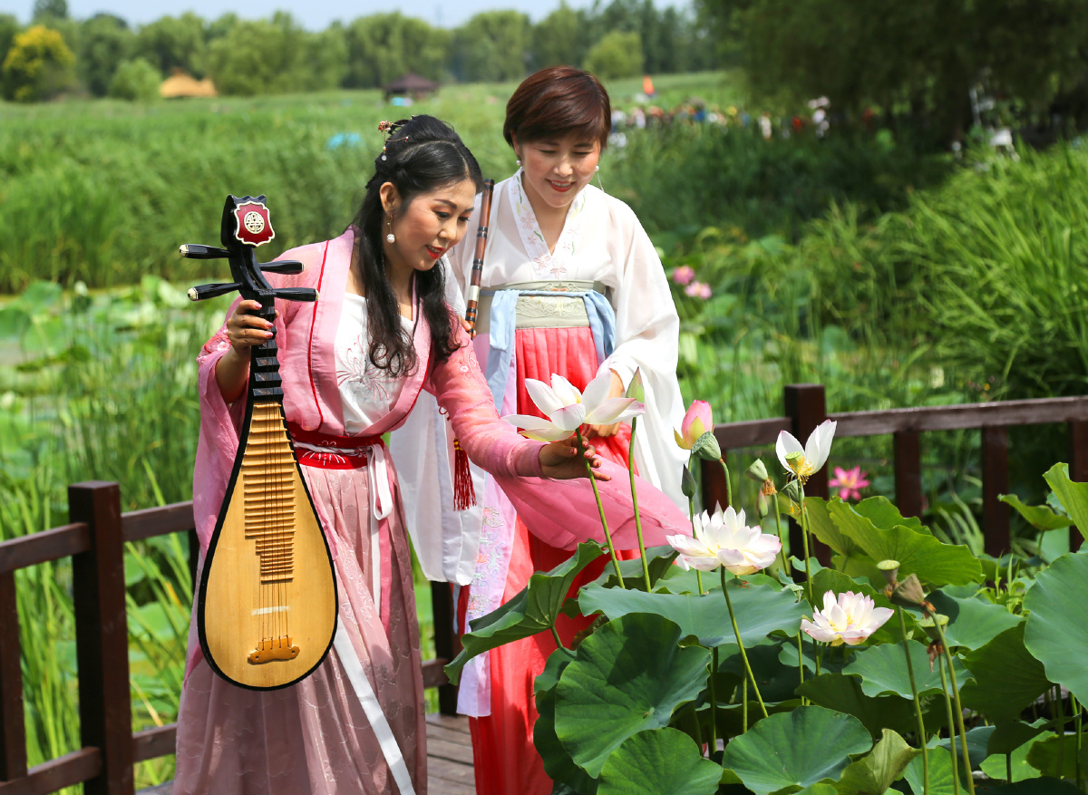 2020年7月18日摄于铁岭市莲花湖公园,汉服美女在赏花.