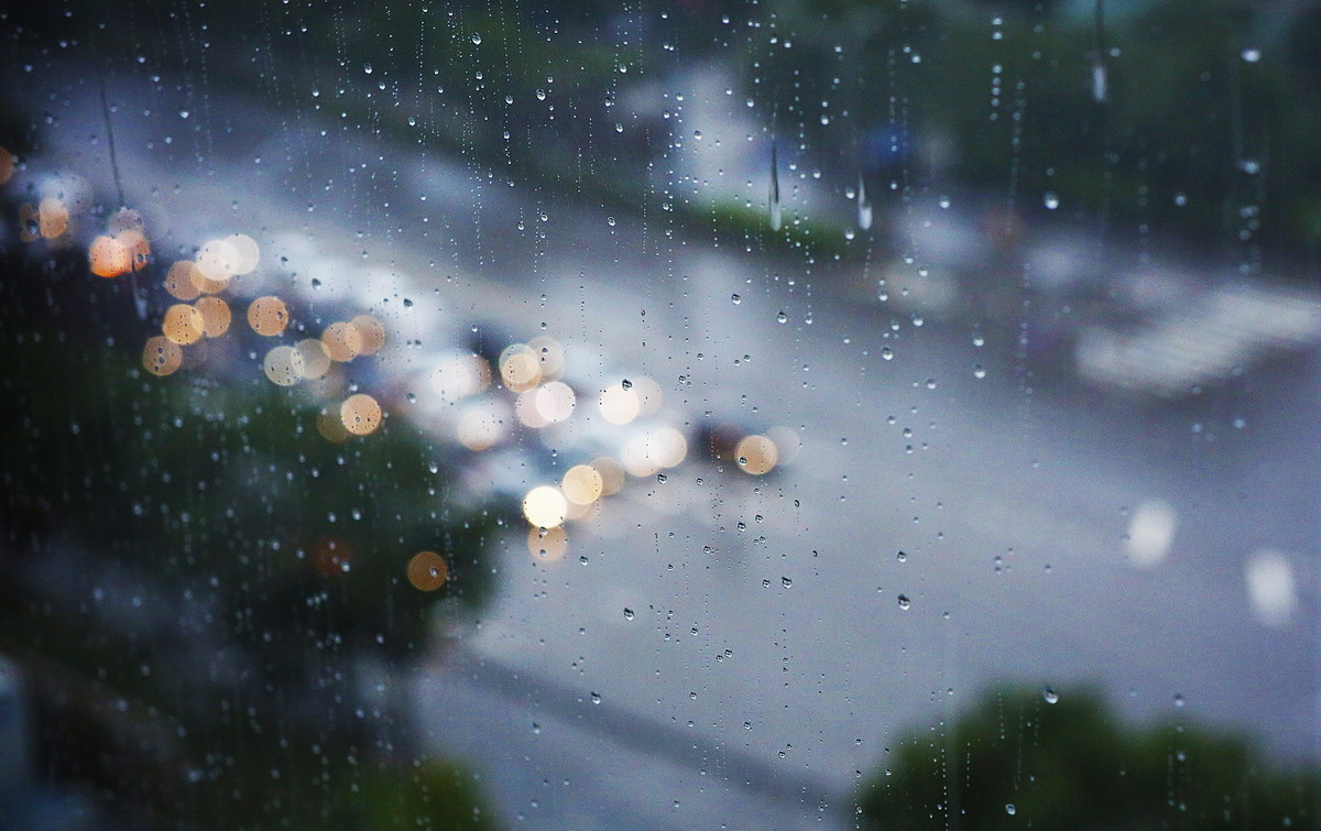 上周北京罕见大暴雨,通过湿淋淋的窗户玻璃看