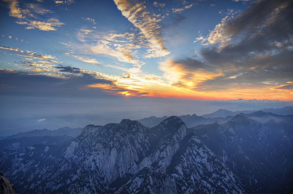 华峰观日<br />
摄于华山东峰 日出前的朝霞