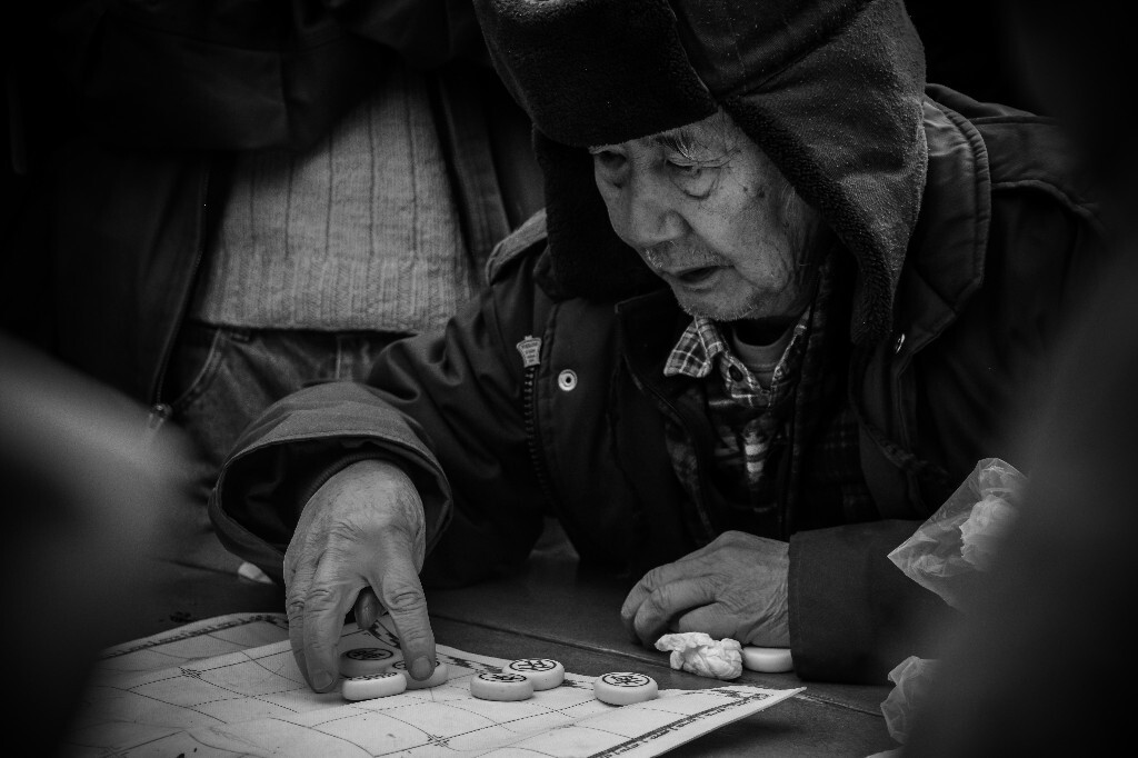 纽约唐人街Columbus Park里下棋的老者