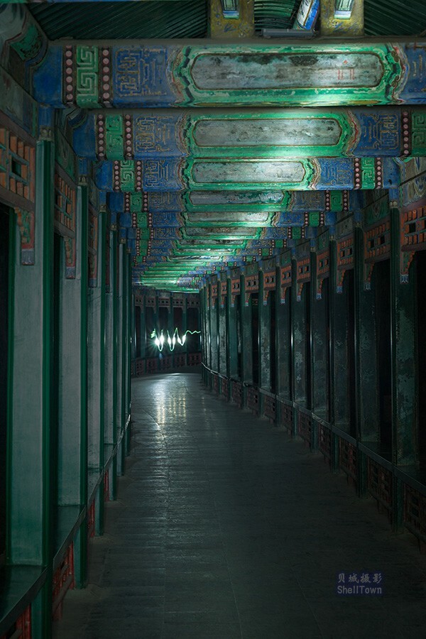 漆黑的长廊静静的夜，它是在等待那灵光乍现的一刻吗？