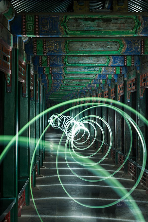一只手电筒在漆黑寂静的长廊悠然起舞