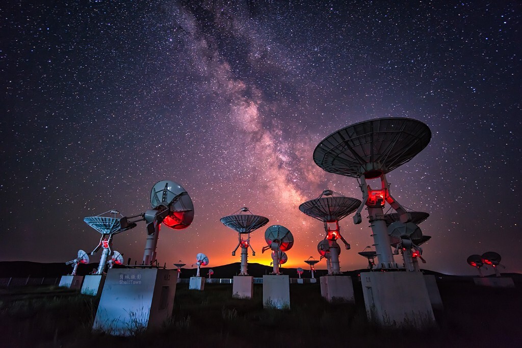 2017年7月，内蒙古天文站。毫无疑问，这里的科技感特别适合表现星空题材。这一年当中，不下5次来到这里，这是拍得很有感觉的一张，自然不浮夸。