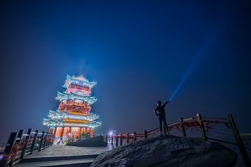 对此欲倒东南倾
