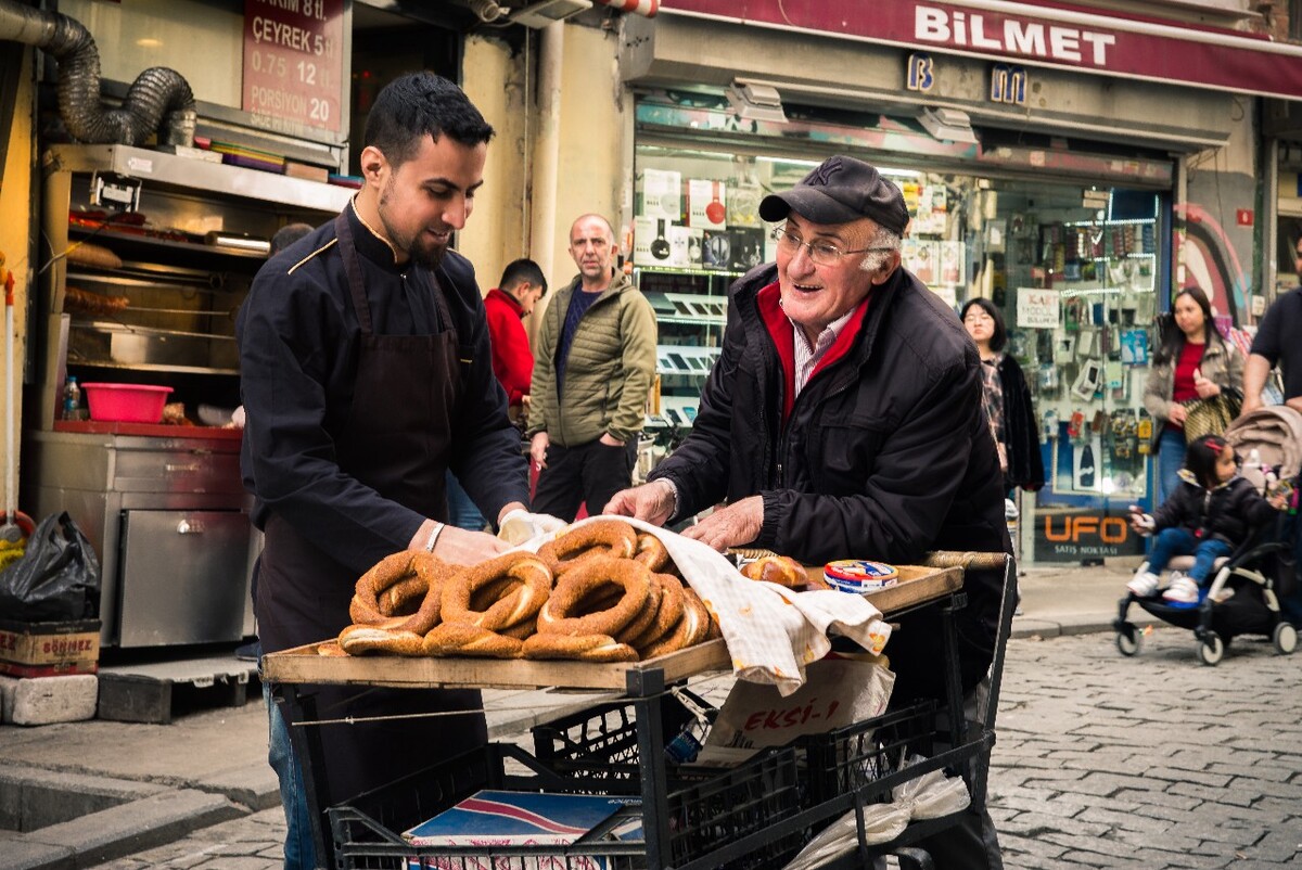 推车走街串巷的卖自家手工面包甜点的老爷爷。