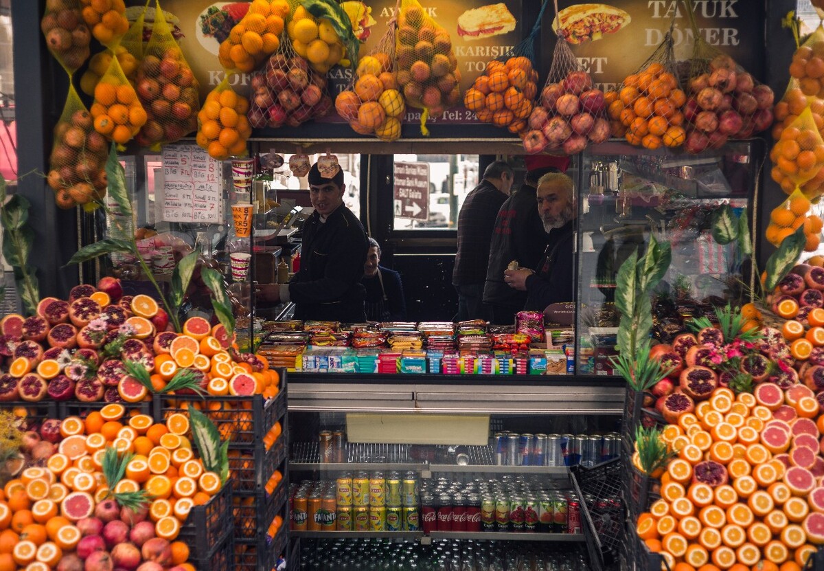 土耳其最流行的街头饮料——石榴汁的店铺，外面摆满了石榴和橙子。