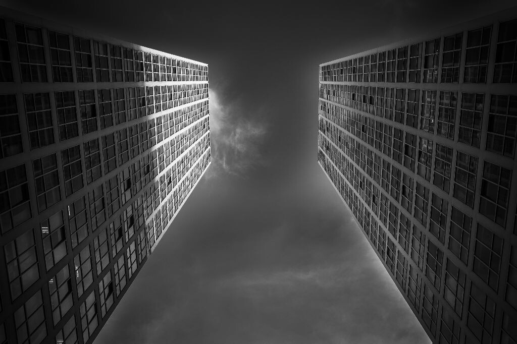 仰望的建外SOHO,如同鸟的双翼直冲天空。