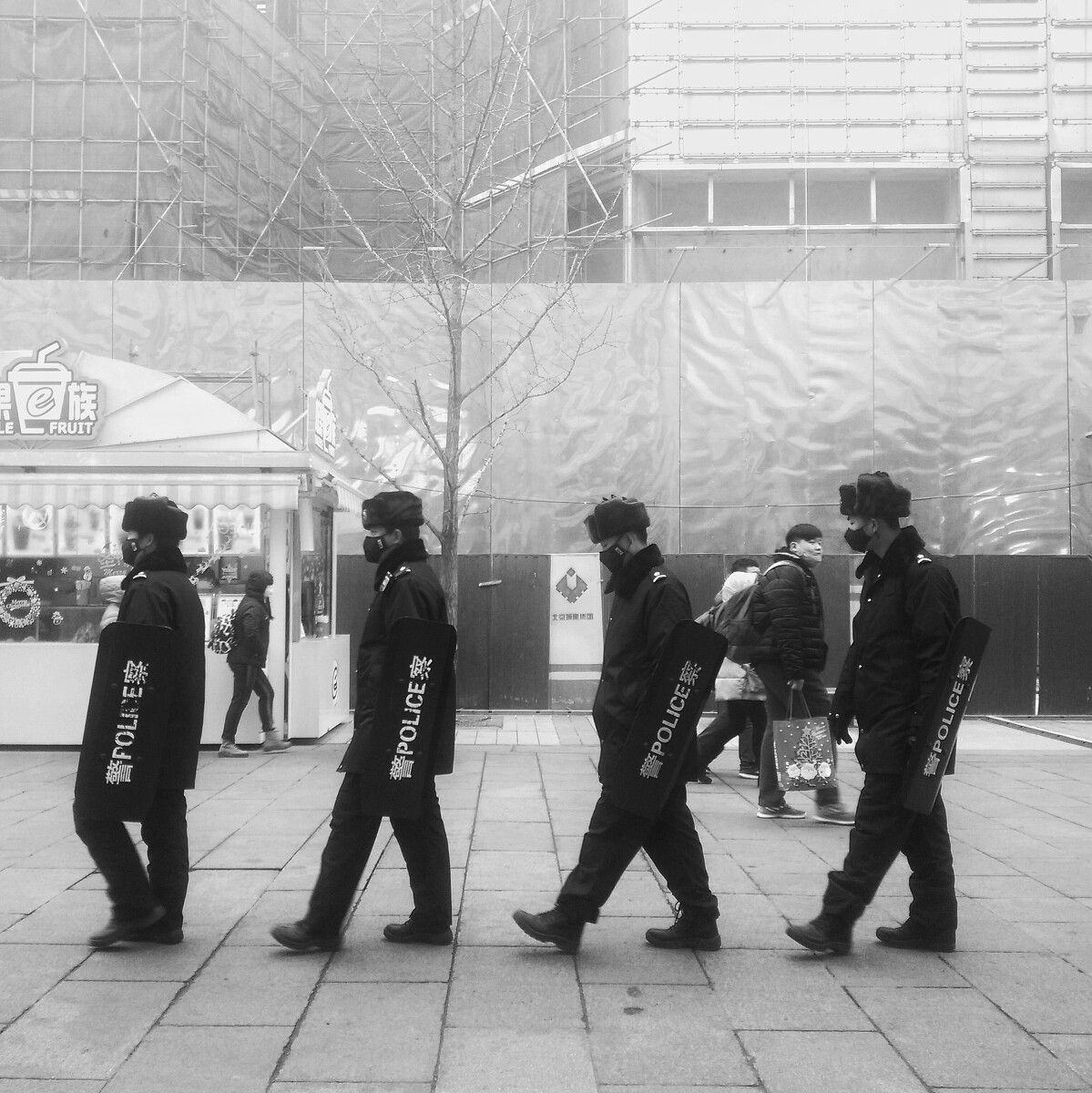雾霾中的北京，四个形式整齐但内心闲散的巡逻人员。2015.12 北京王府井步行街