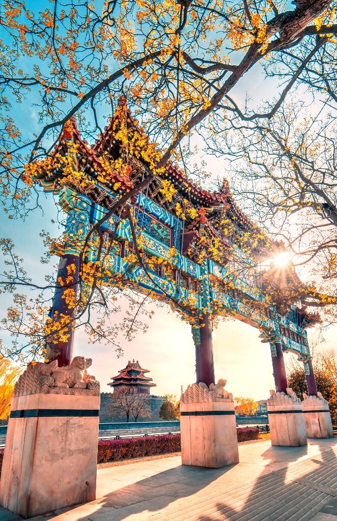 秋天是北京最美的季节，透过故宫前的牌楼看角楼，秋色从天而降。这张照片利用了门牌楼的畸变透视效果，从一个全新的角度看角楼，3张HDR合成，并进行通道色相的修改制作了红外效果，就像秋天一样。
