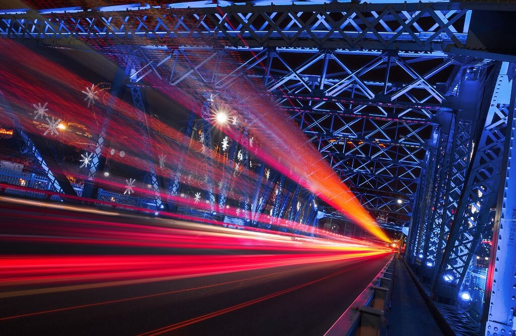 广州海珠桥，夜幕降临华灯初上的桥呈现蓝色，飞驰而过的汽车带过一道暖流。