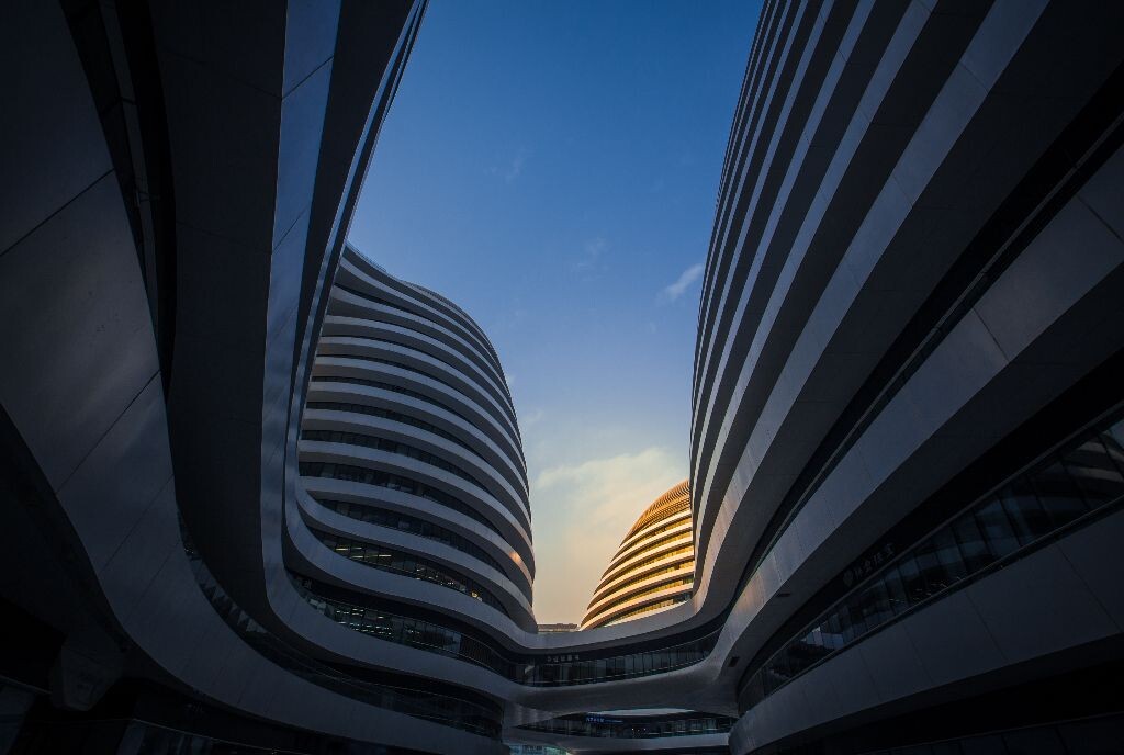 北京银河SOHO，阳光打在一座楼的外立面上，反射出金色。