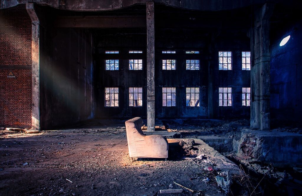摄于北京通州一废弃工厂。阳光打进冰冷被遗弃的厂房，照射在这无人问津的沙发上。