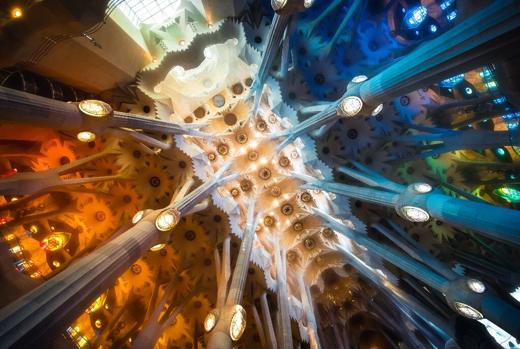西班牙巴塞罗那的圣家堂，现代建筑之父高迪的跨世纪巨作。将上帝创造的自然色彩发挥到极致。