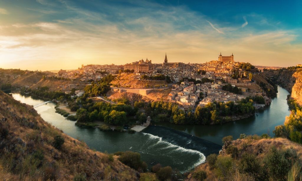 西班牙托莱多古城，在山上的观景平台俯瞰最经典的河流环绕老城的全景。等待日落到古城被灯火点亮，眼前的景象仿佛油画一般，依稀可见几世纪前的繁荣。。。