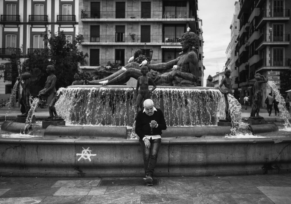 圣母广场上看手机的老者。2016.10西班牙瓦伦西亚
