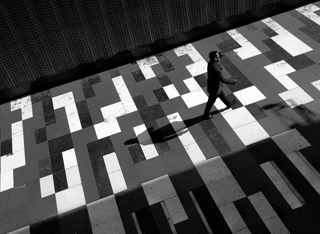 行走街头1——跨越黑白灰。望京的过路人，人影跨越黑白灰相间的地砖，构成了独特的视觉效果。