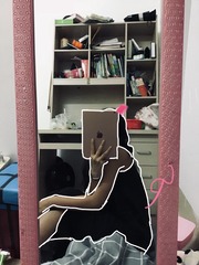 883576