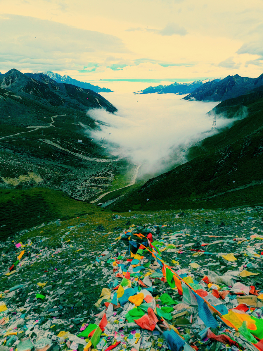 折多山云海折多山位于四川甘孜州境内国道318进藏第一关垭口海拔4298