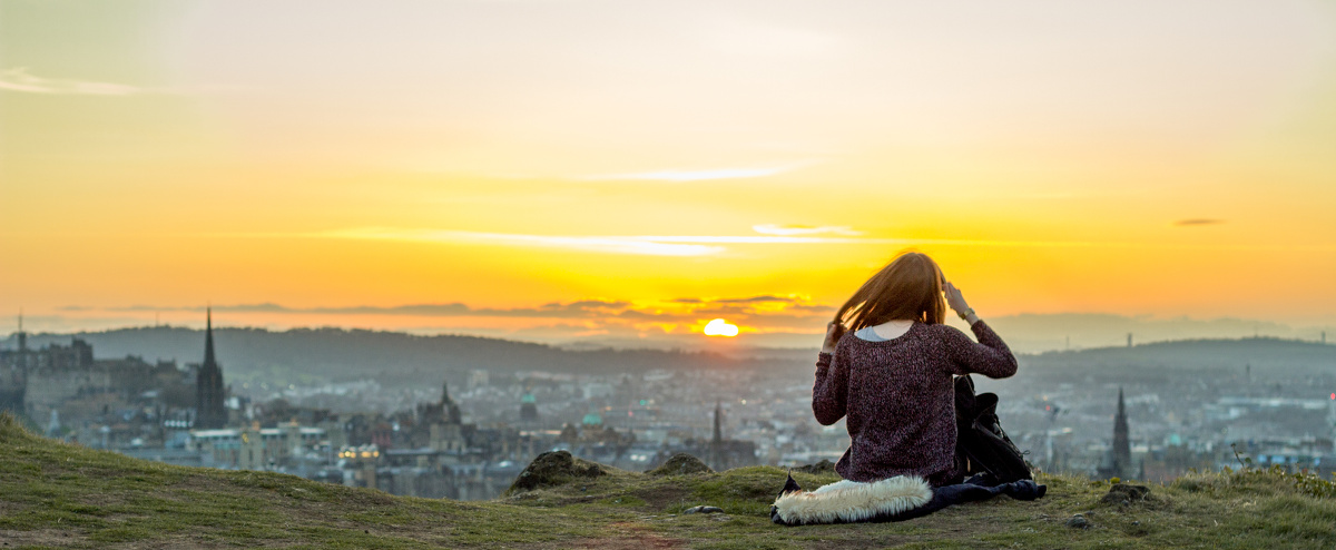 喧嚣的城市,一个人到山顶来看风景.