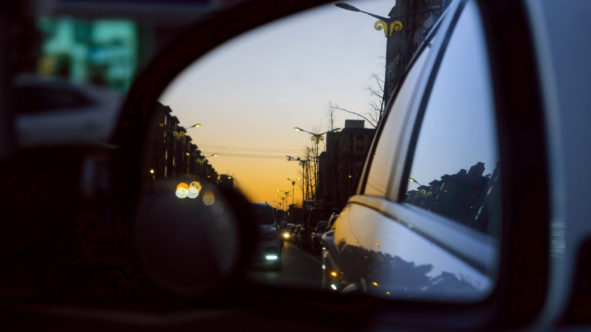 掠影汽车反光镜里的晚霞落日余晖