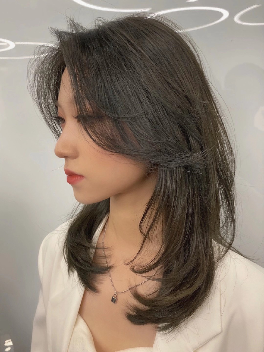 【今日发型推荐】黑茶懒人造型烫黑茶色 低调有内涵的显白发色这款