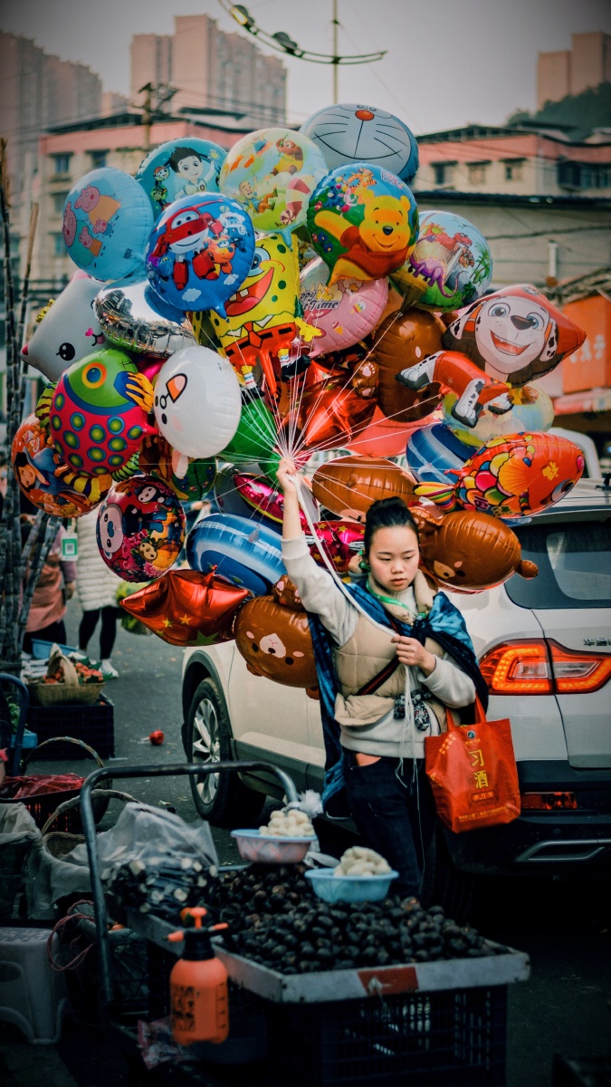 卖气球的妇女