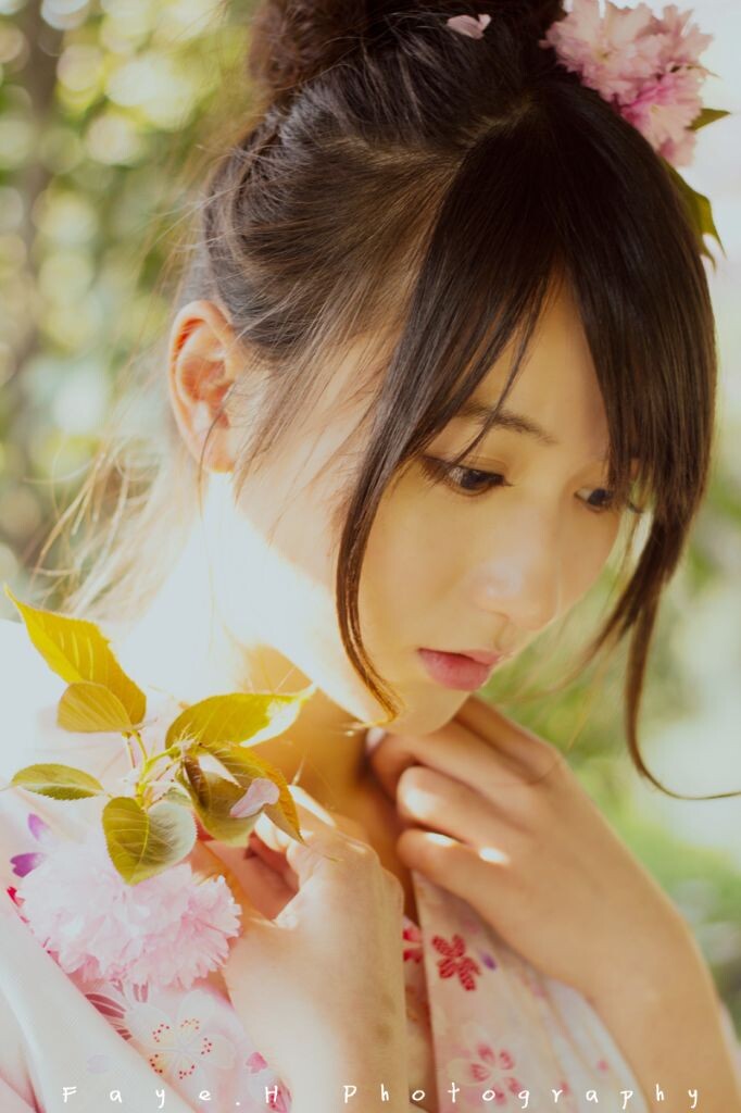 樱花下的少女<br />
风吹起花瓣，如果时光停止，那么一定是这样的时刻。