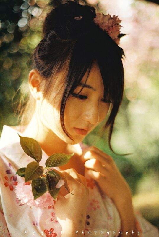 花が咲く<br />
风吹起花瓣,如果时光停止,那么一定是这样的时刻。