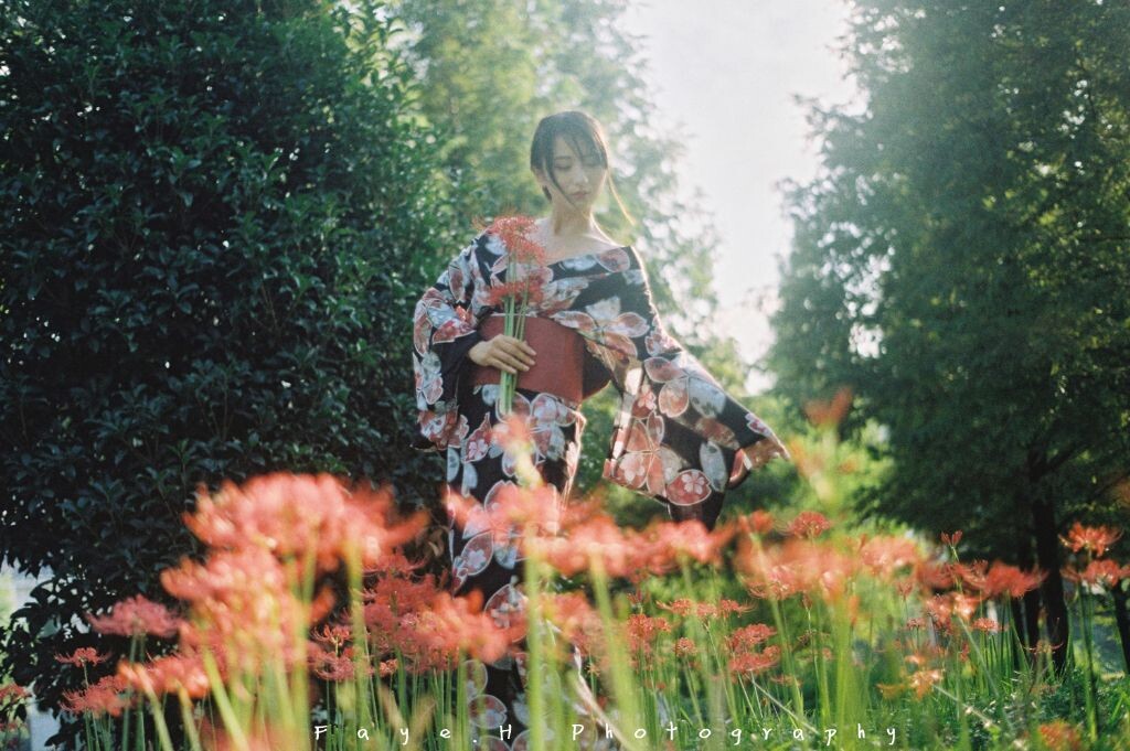 念著彼岸,卻註定此岸綻放 。花開有時,竟已是千年。<br />
<br />