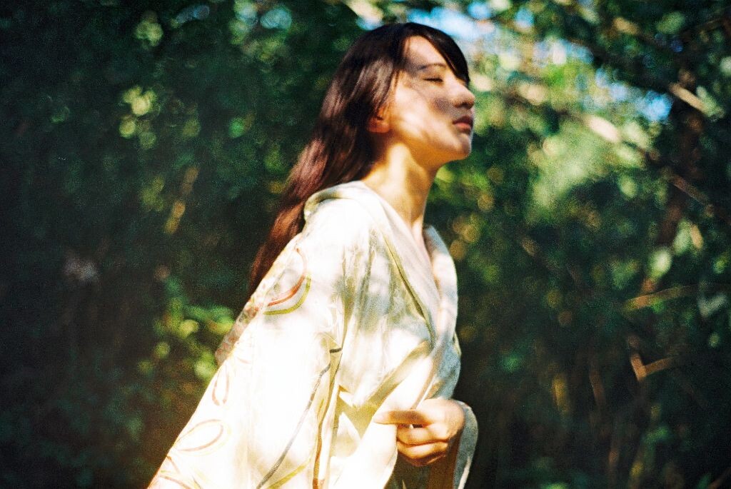仲夏之森,<br />
躲在梦与季节的深处。