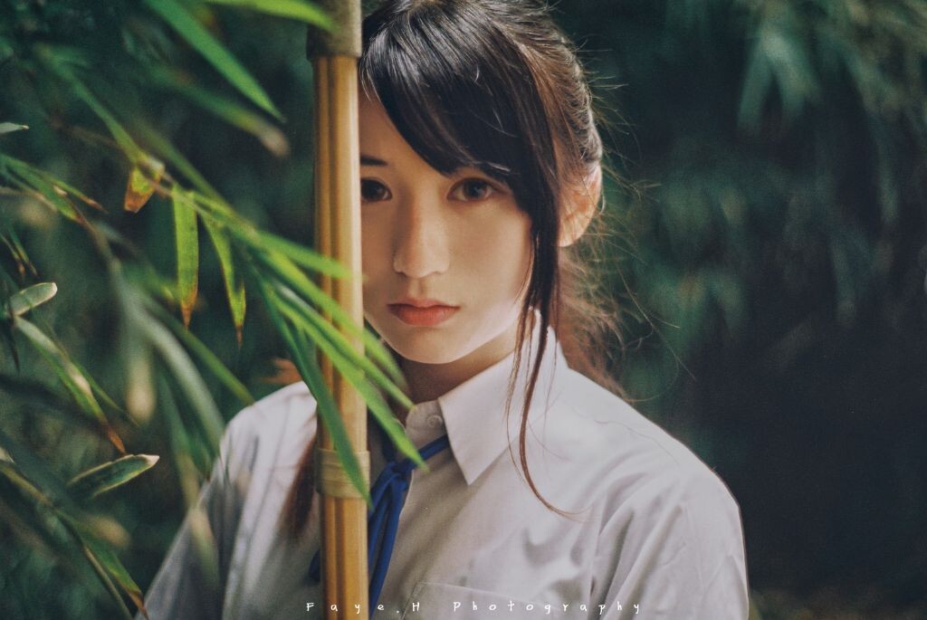 「竹叶谣」<br />
南窗竹影抚清姿,正是懵懂不知时。<br />
摄影/后期:<a href="https://fayeh.tuchong.com/" target="_blank">@灰灰FayeH</a><br />
麻豆:@抖M工口妹抖工藤瑶<br />