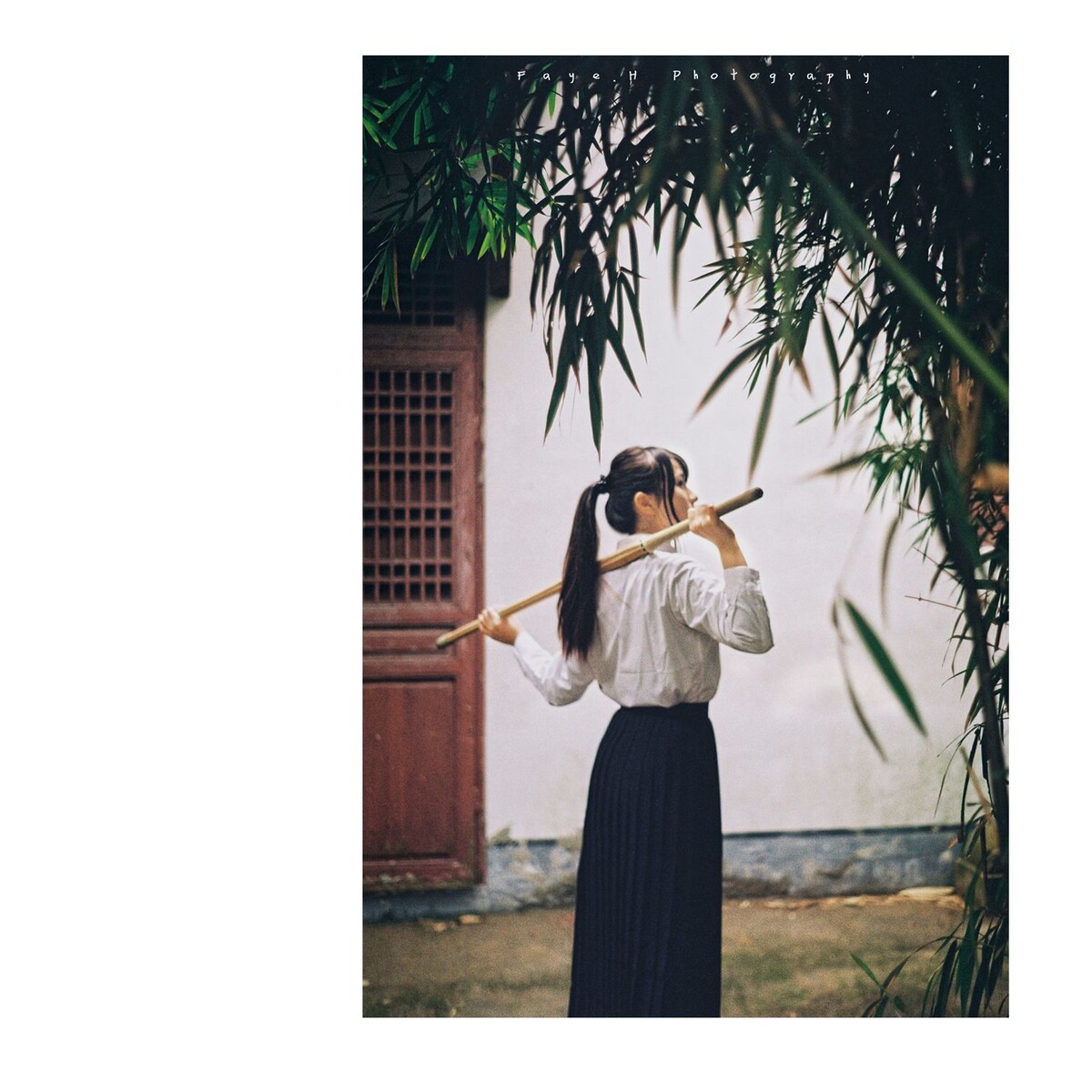 「竹叶谣」<br />
南窗竹影抚清姿,正是懵懂不知时。<br />
摄影/后期:<a href="https://fayeh.tuchong.com/" target="_blank">@灰灰FayeH</a><br />
麻豆:@抖M工口妹抖工藤瑶<br />