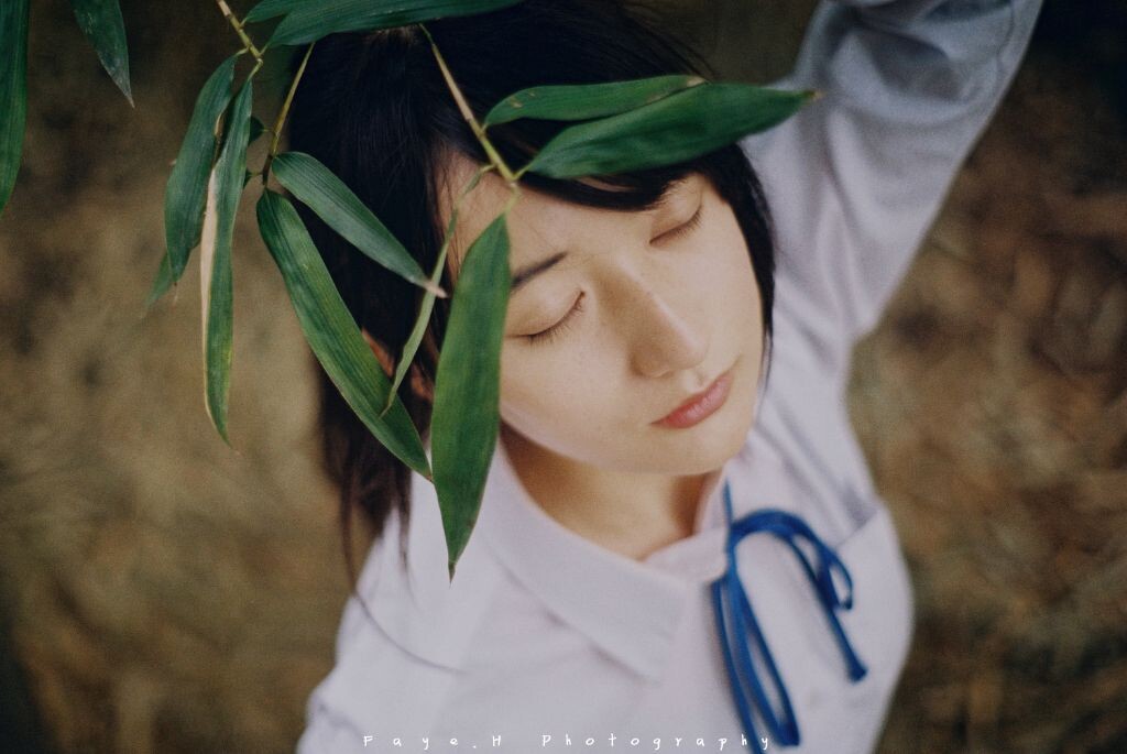 「竹叶谣」<br />
南窗竹影抚清姿,正是懵懂不知时。<br />
摄影/后期:<a href="https://fayeh.tuchong.com/" target="_blank">@灰灰FayeH</a><br />
麻豆:@抖M工口妹抖工藤瑶<br />