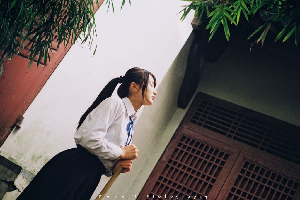 「竹叶谣」<br />
南窗竹影抚清姿,正是懵懂不知时。<br />
摄影/后期:<a href="https://fayeh.tuchong.com/" target="_blank">@灰灰FayeH</a><br />
麻豆:@抖M工口妹抖工藤瑶<br />