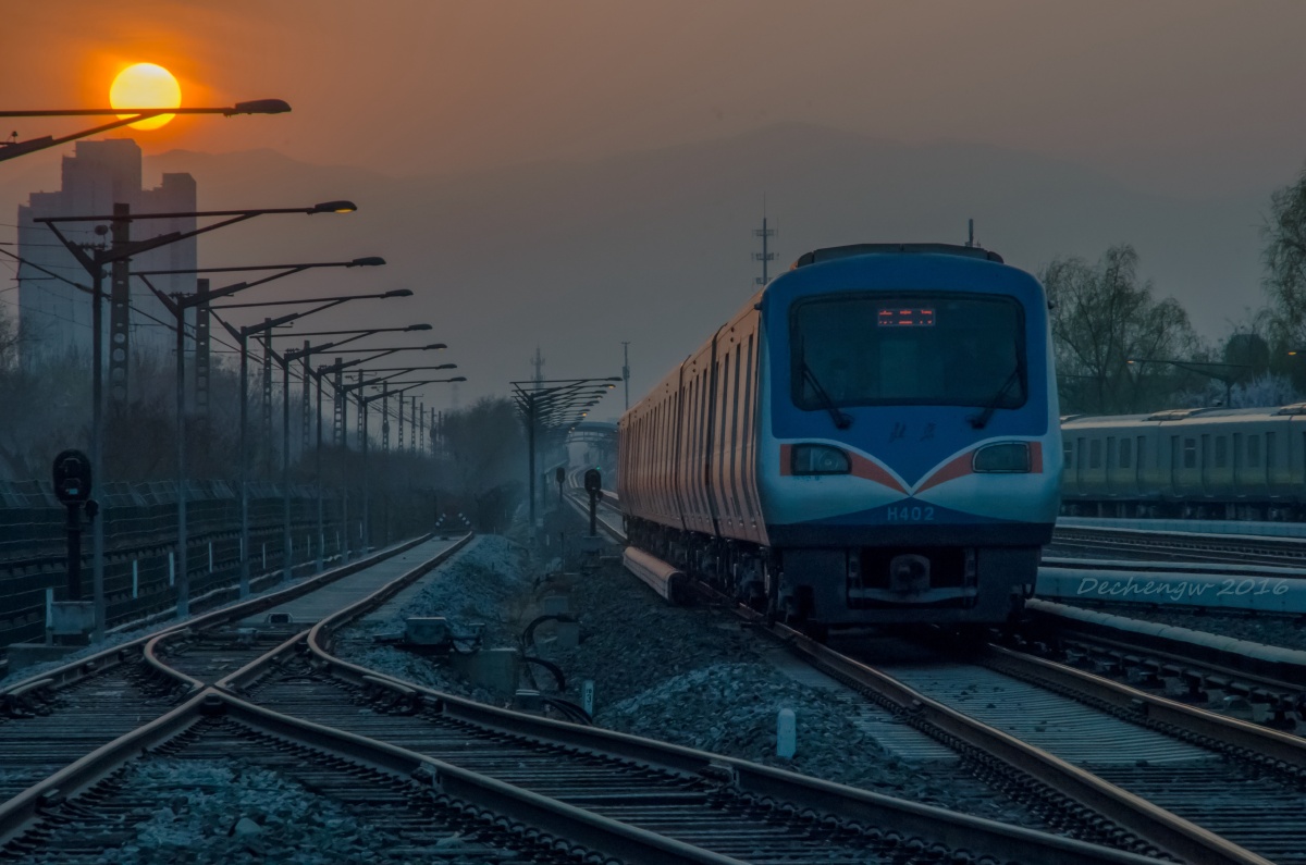 北京地铁13号线列车即将驶入回龙观站.