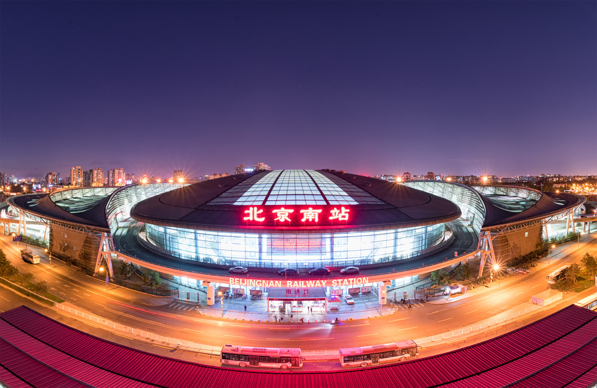 11月,北京,北京南站.多少人在这里抵达或离开,迎接或送别.