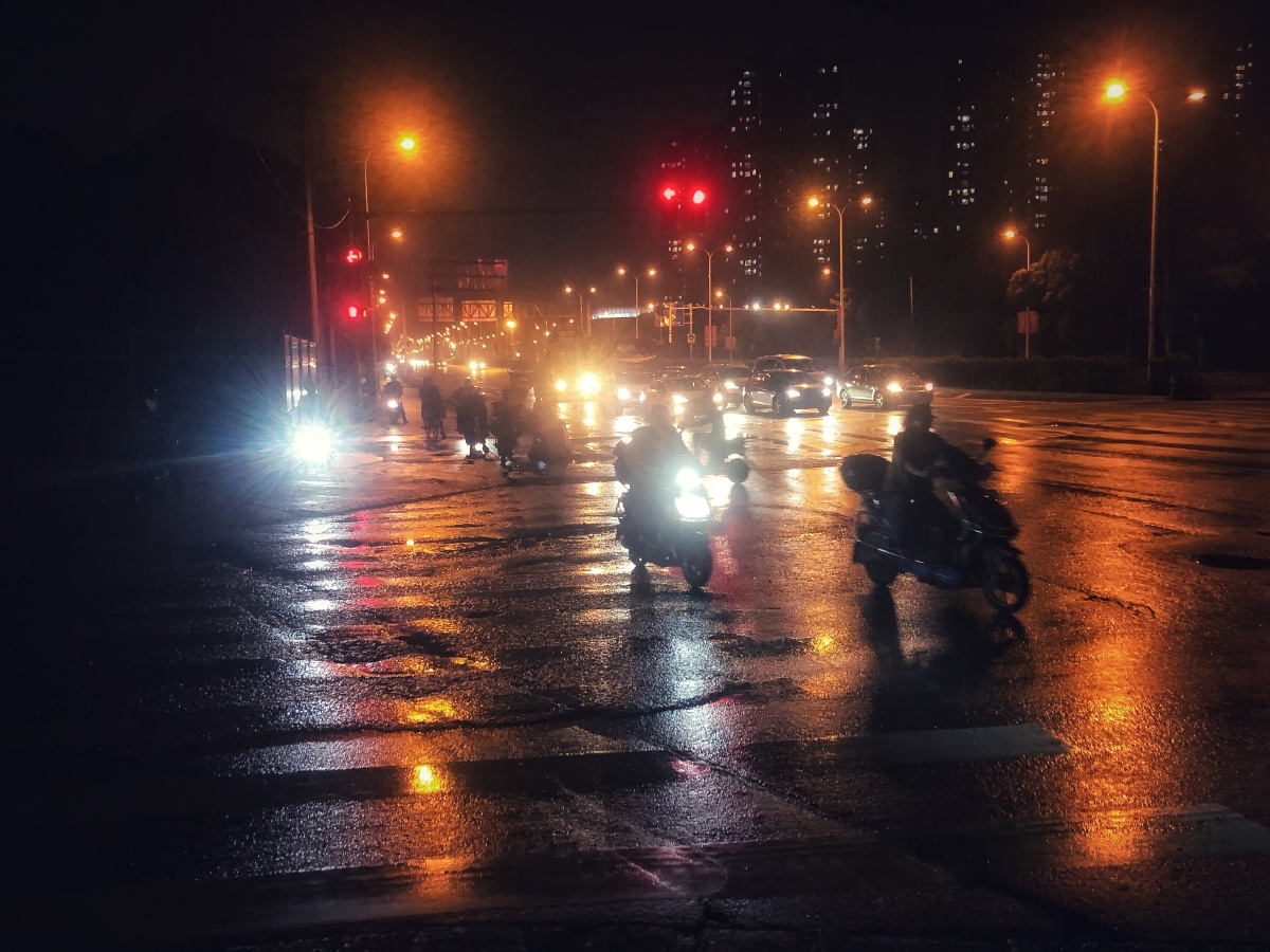 细雨天的红绿灯路口