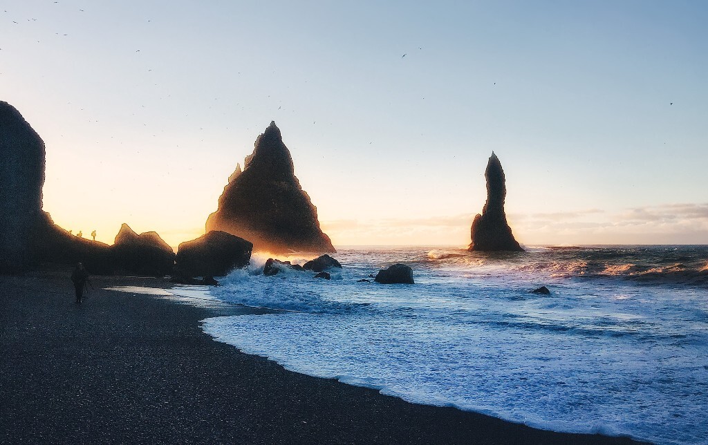 Reynisfjara,黑沙滩世界最美十大沙滩之一,让人直面世界尽头的海浪。阳光沙滩、清澈海水,全世界的海滩胜地争得头破血流,然而冰岛的黑沙滩鹤立鸡群,不走传统路线,世界末日般的美感自成一派。美国好莱坞大片诺亚方舟和火星救援就在这里取景,黑沙滩代表着世界尽头,冰岛的那份遥远之感,展露无遗。